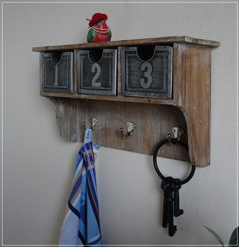 Wandregal aus Holz mit Schubladen aus Metall